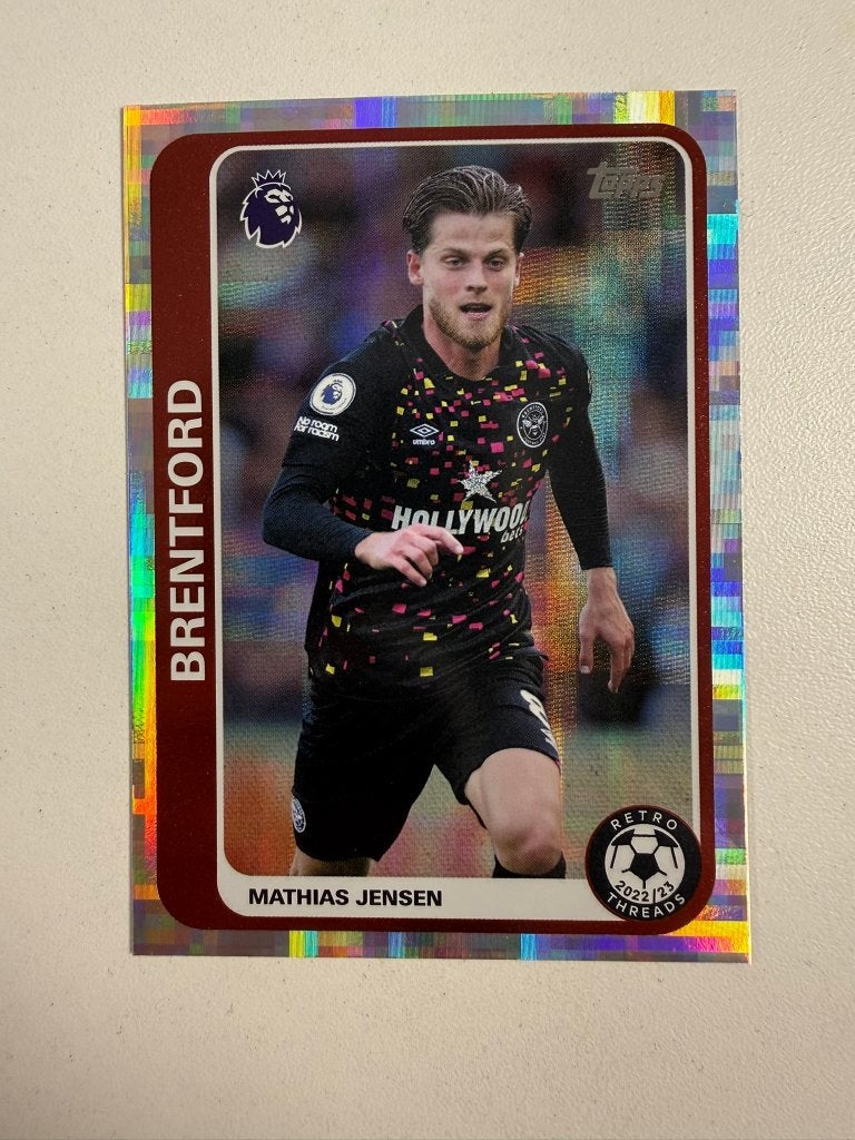 Mathias Jensen Retro Threads Topps Premier League 2026-27, Ophalen of Verzenden, Nieuw, Buitenlandse clubs, Poster, Plaatje of Sticker