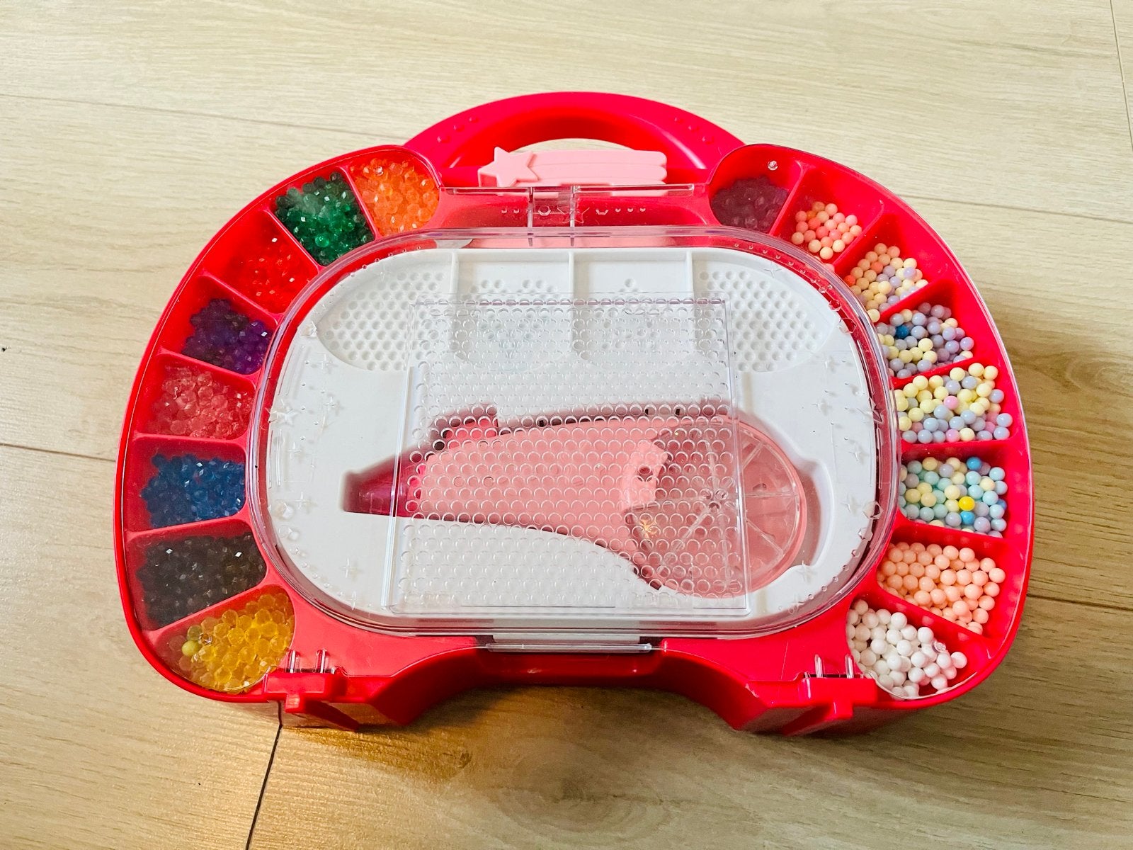 Aquabeads Meeneemkoffer met veel kralen en accessoires, Ophalen of Verzenden, Zo goed als nieuw, Knutselen