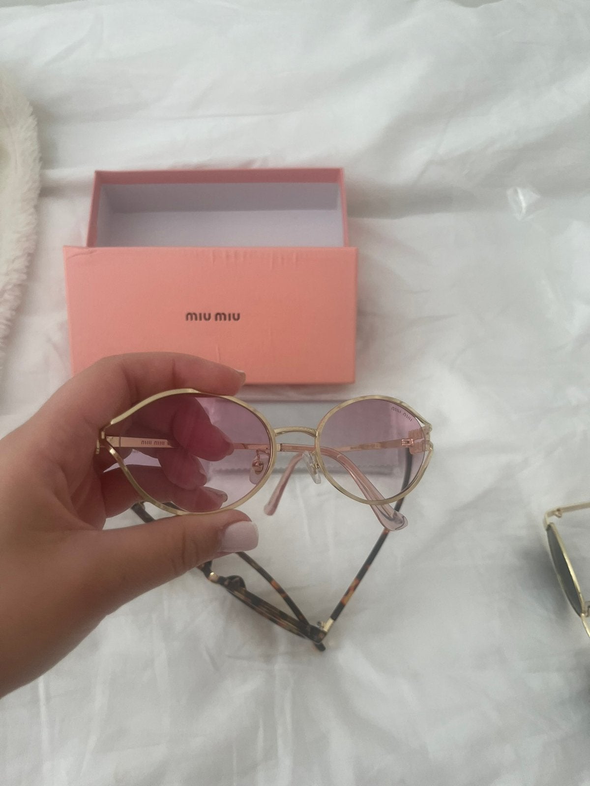 MiuMiu zonnebril licht roze glazen, Ophalen of Verzenden, Zo goed als nieuw, Roze, Handen en Nagels