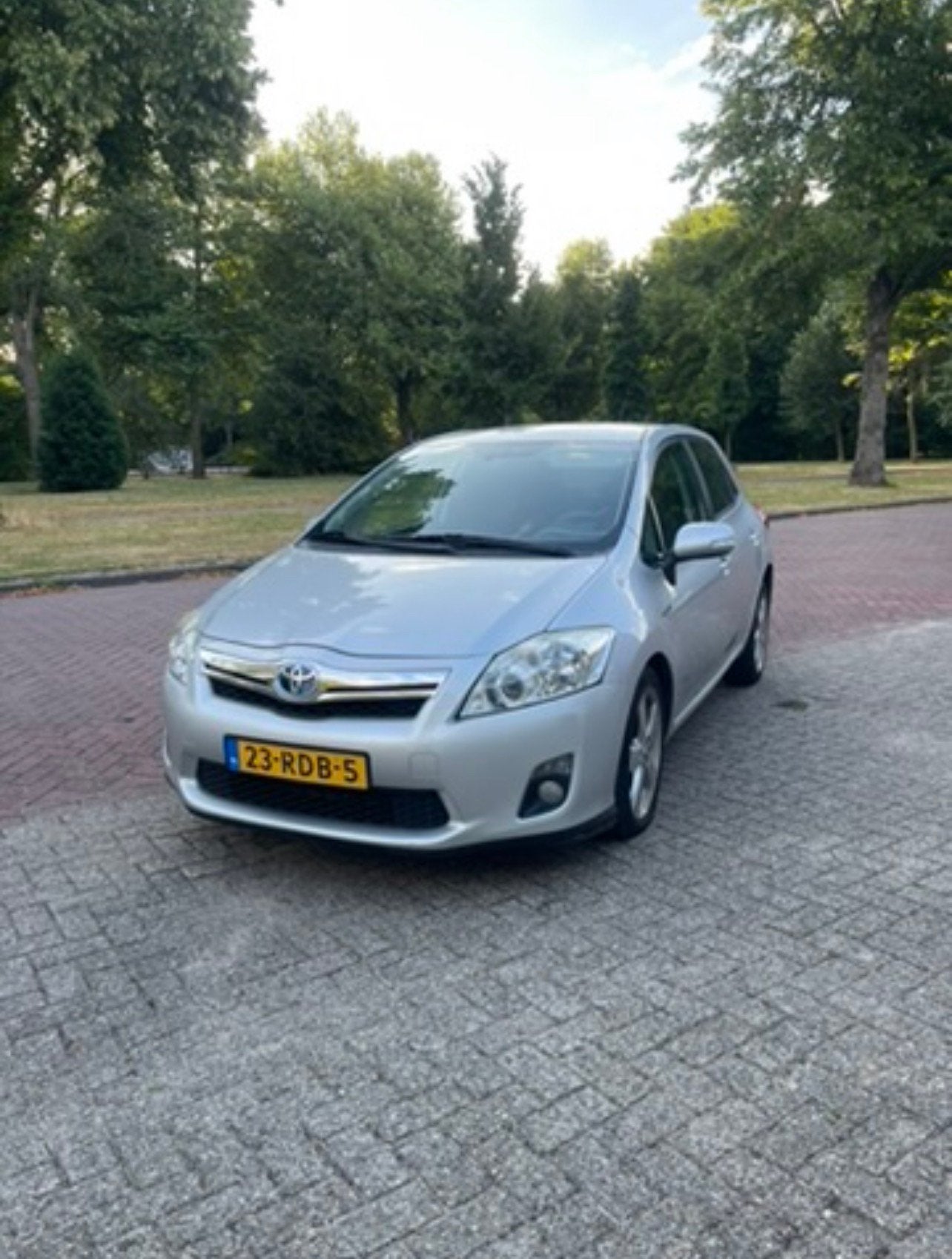 Toyota Auris 1.8 Full Hybrid 5DR CVT 2011 Grijs, Zwart, 4 cilinders, 75 €/maand, 25 km/l