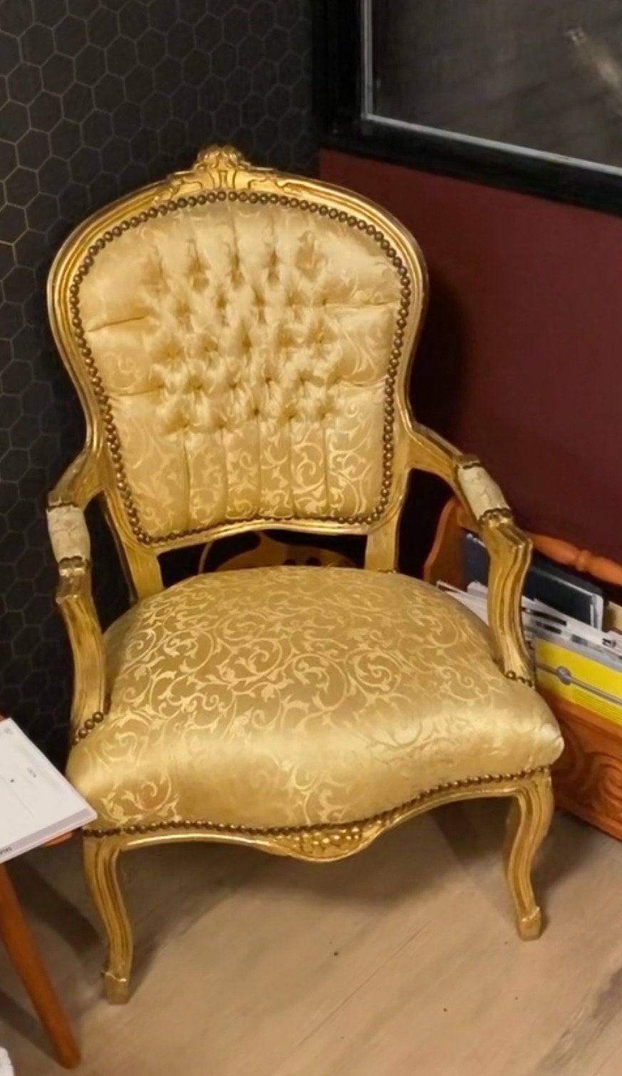 Louis XVI Fauteuil - Goudkleurig met geborduurd bladmotief, Antiek en Kunst, Antiek | Meubels | Stoelen en Banken, Ophalen of Verzenden