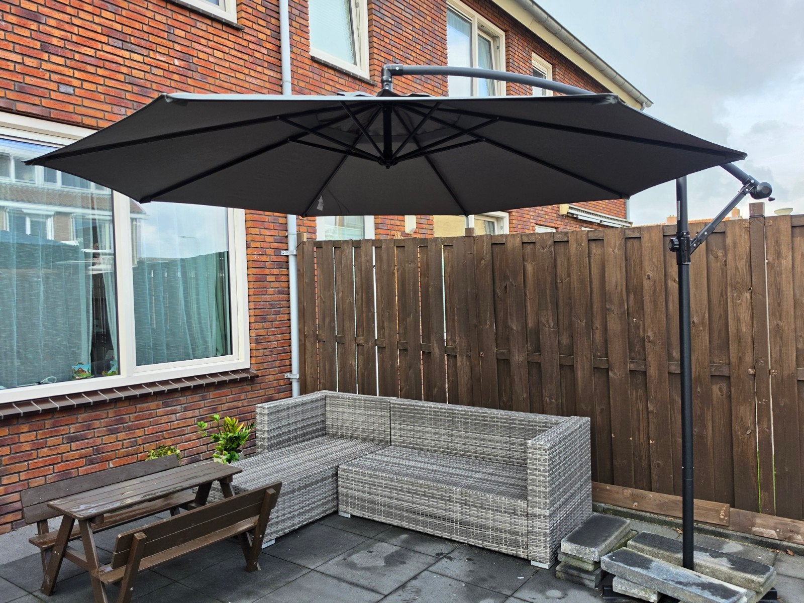 Grijze zweefparasol 300cm - Zo goed als nieuw, Tuin en Terras, Ophalen, Kantelbaar, 2 tot 3 meter, Zweefparasol