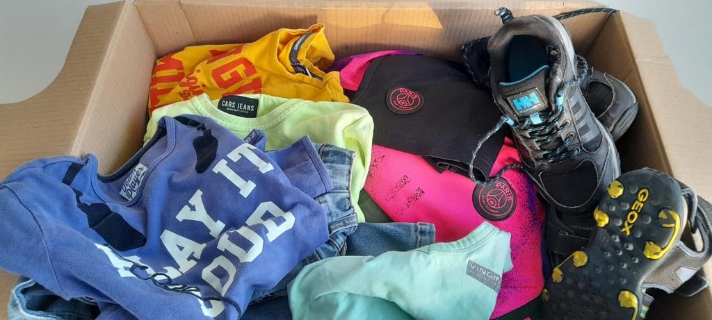 Grote doos zomerkleding jongens maat 128 met schoenen, Broek, Gebruikt, Ophalen of Verzenden, Geox, Helly Hansen