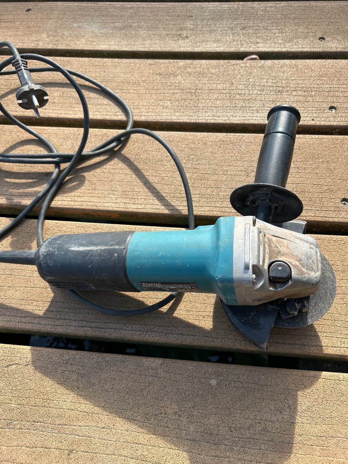 Makita 9558HNR haakse slijper 850W met schijven en koffer, Doe-het-zelf en Verbouw, Ophalen of Verzenden, Gebruikt, 600 tot 1200 watt