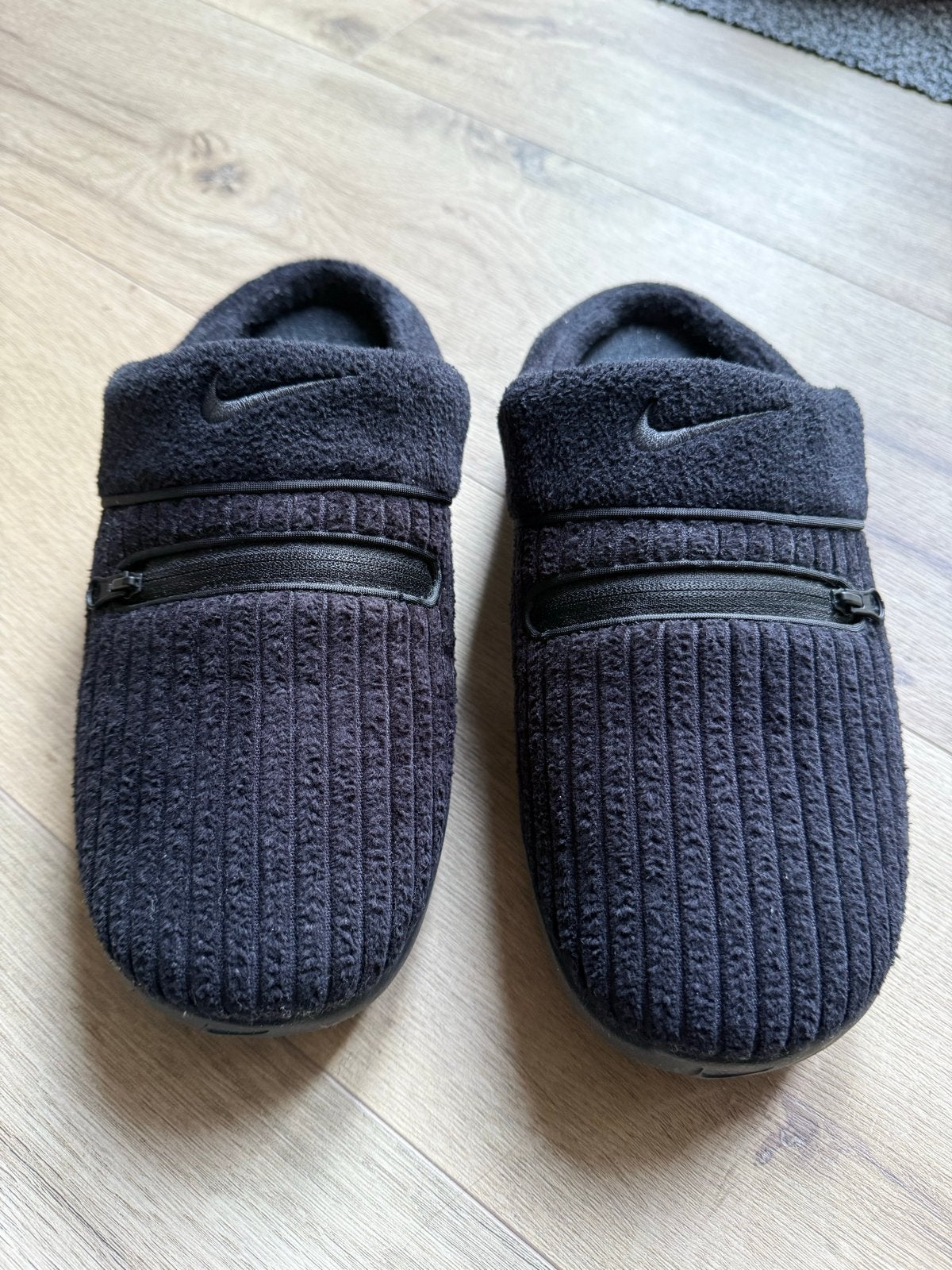 Nike Burrow Pantoffels - Zwart, Maat 39, Ophalen of Verzenden, Zo goed als nieuw, Zwart, Pantoffels of Sloffen