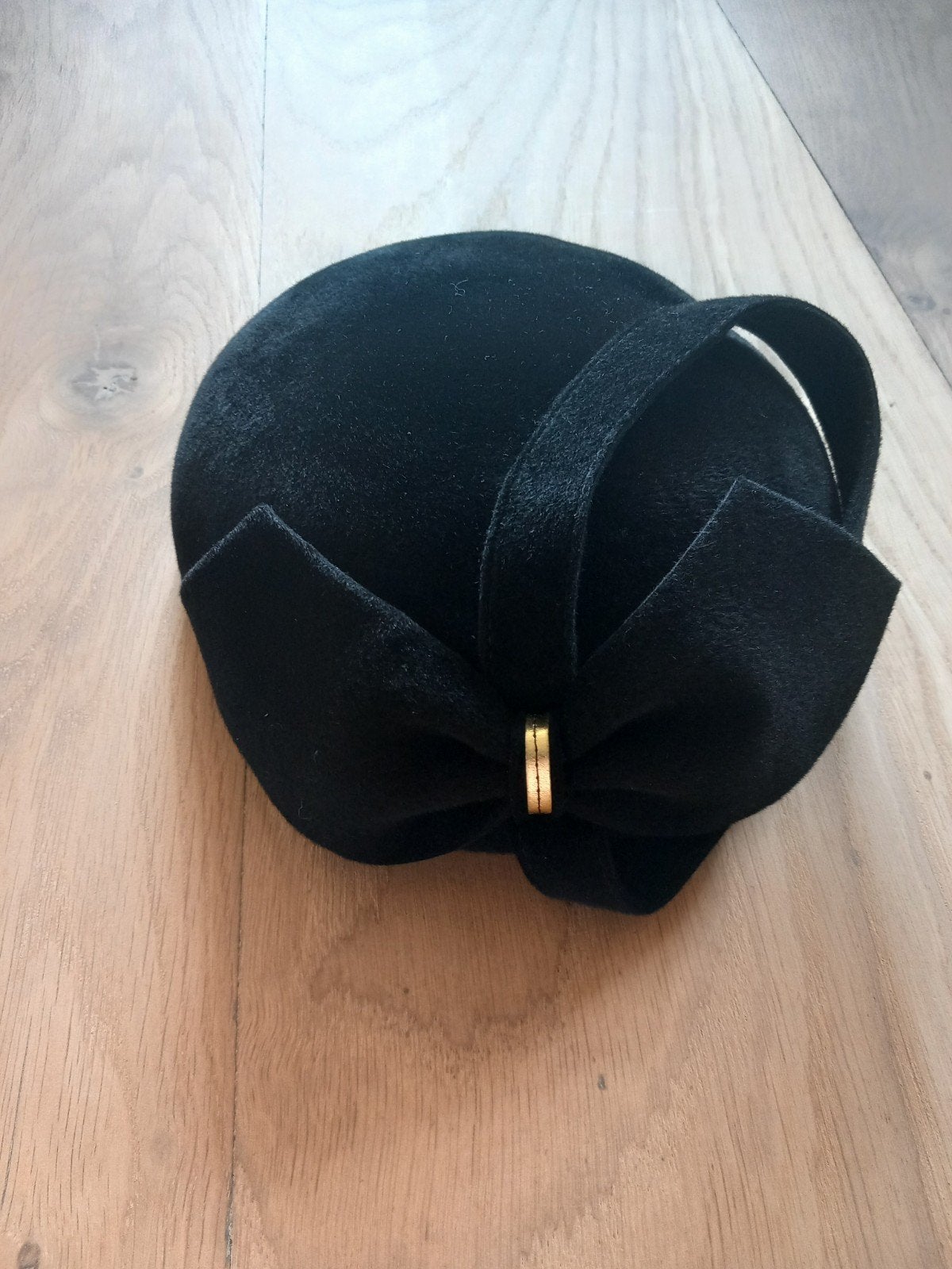 Rond dopje in prachtig diep-zwart velvet, NIEUW, Bonnet, 55 cm (S, 6⅞ inch) of minder, Hoed, Nieuw