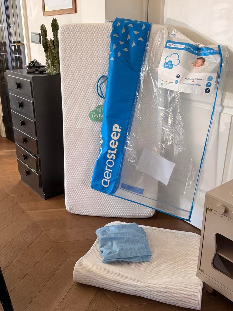 Aerosleep matras ledikant 60x120 met matrasbeschermer + hoes, Ophalen, Zo goed als nieuw, Ledikant
