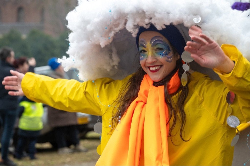 Gele regenjassen carnaval – 12 stuks – one size, Maat 38/40 (M), Carnaval, Ophalen of Verzenden, Kleding