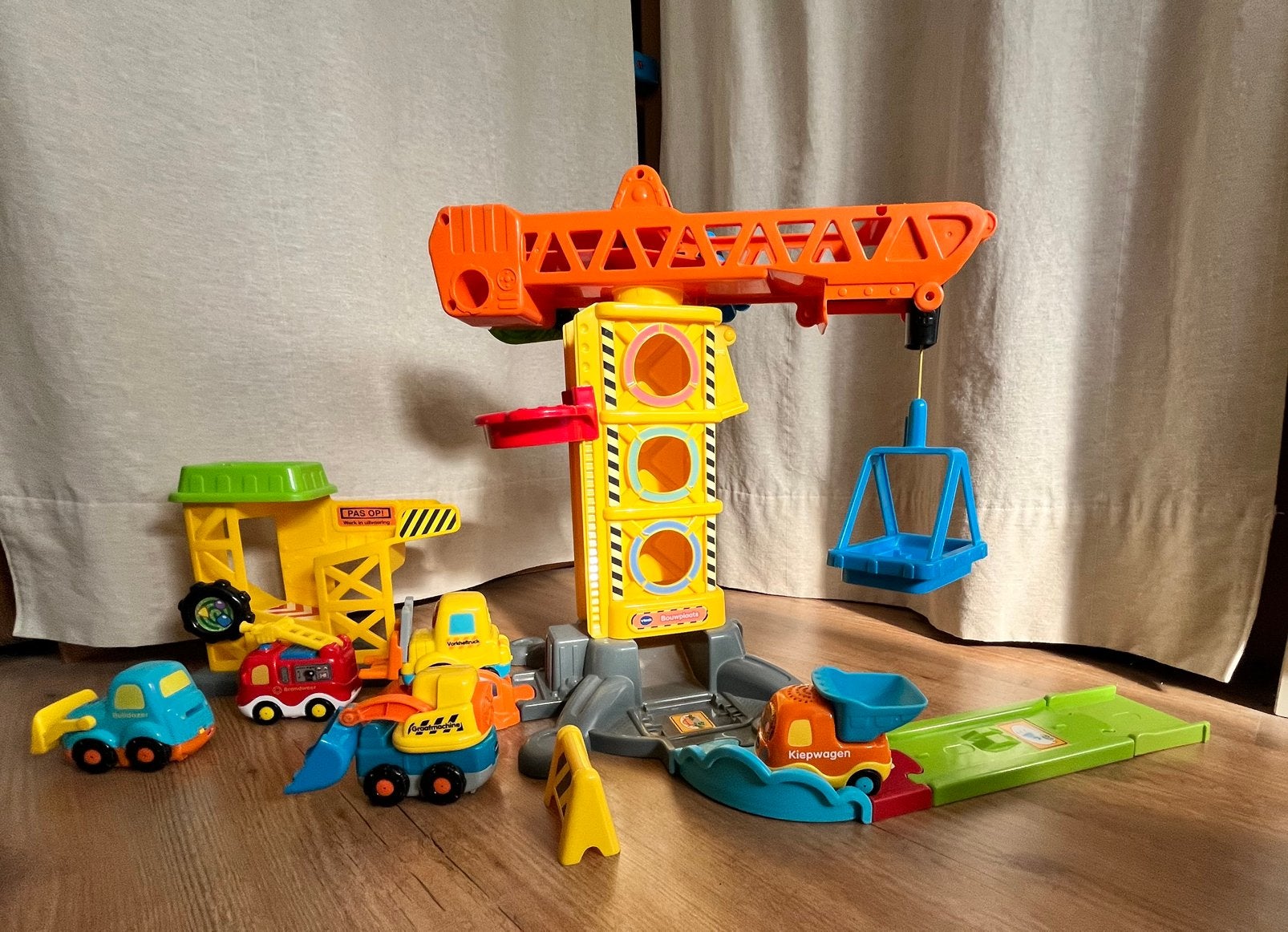 Toet toet auto’s werkplaats met hijskraan en auto’s, Kinderen en Baby's, Ophalen, Gebruikt, 2 tot 4 jaar