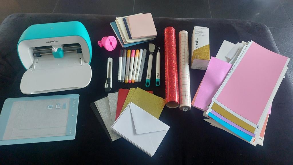 Cricut Joy met veel extra's - Zo goed als nieuw, Hobby en Vrije tijd, Overige thema's, Meerkleurig, Zo goed als nieuw, Kunststof