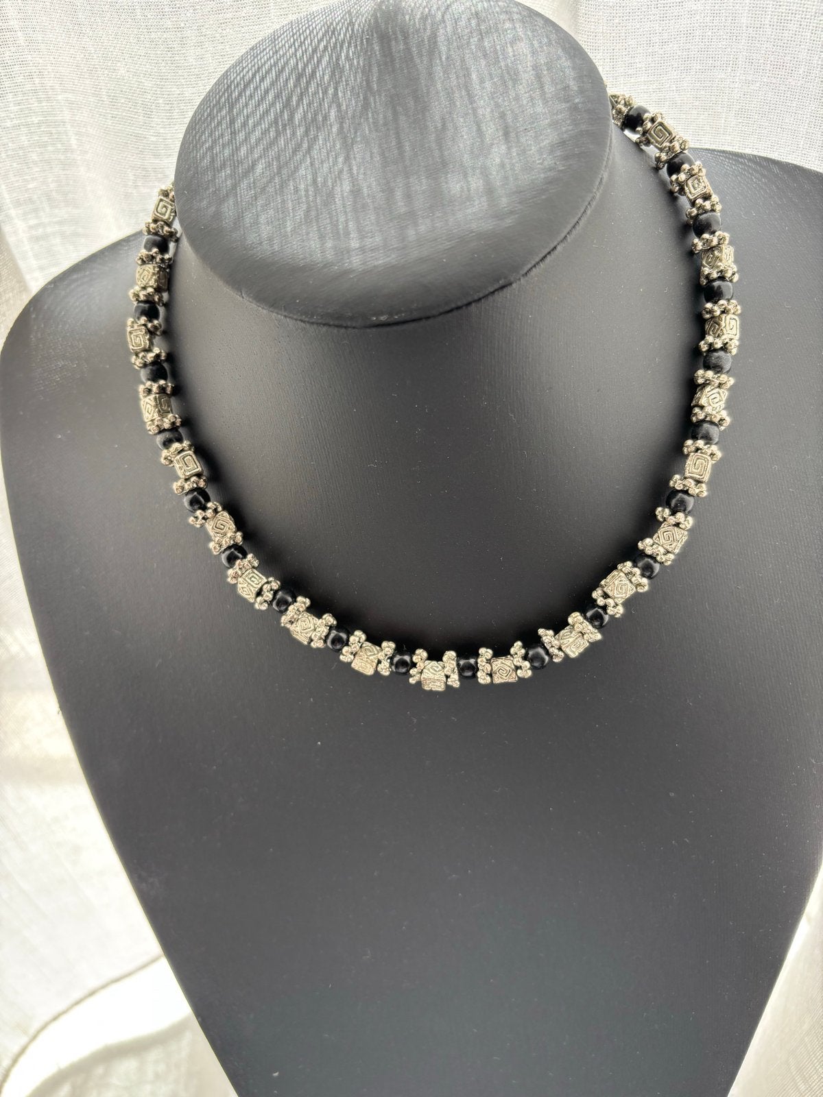 Vintage Ketting MKM Design Zilverkleurige Blokjes Zwarte Kra, Sieraden, Tassen en Uiterlijk, Ophalen of Verzenden, Gebruikt, Zilver