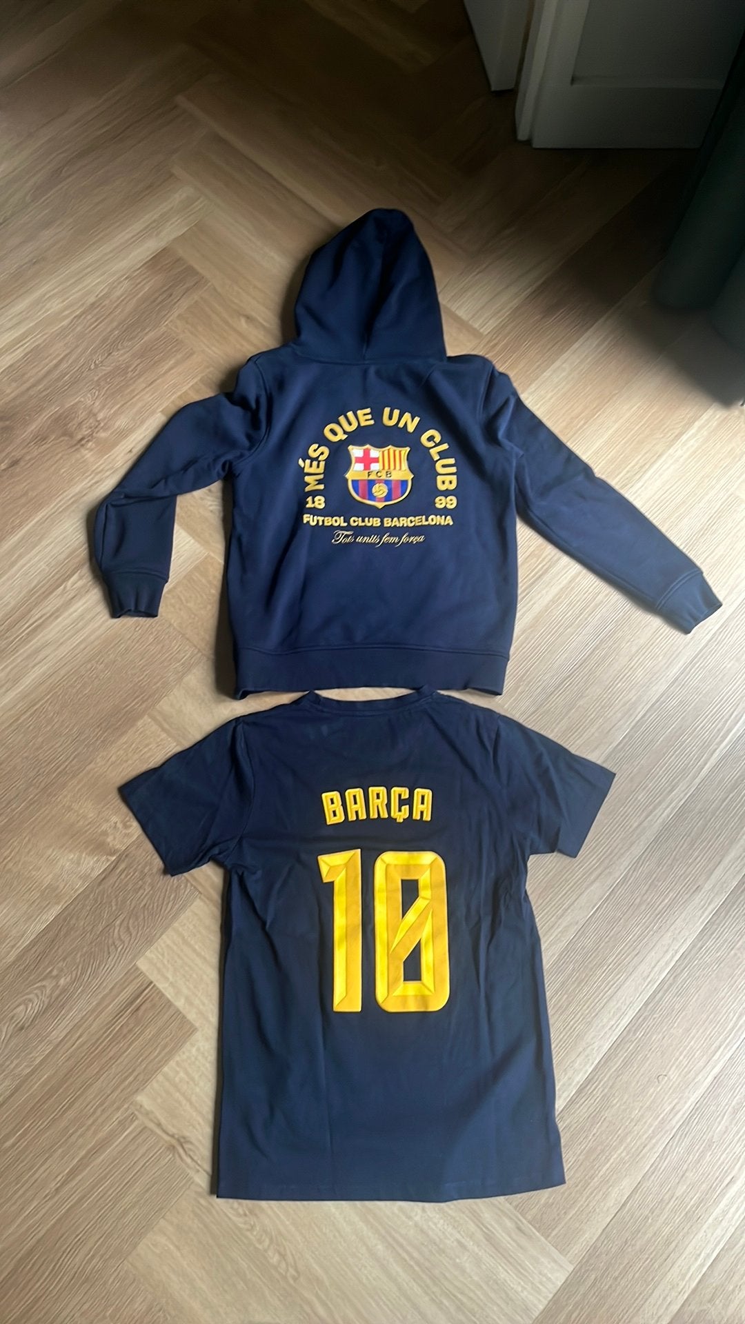FC Barcelona shirt en hoody zgan, Ophalen, Zo goed als nieuw, Jongen of Meisje, Shirt of Longsleeve