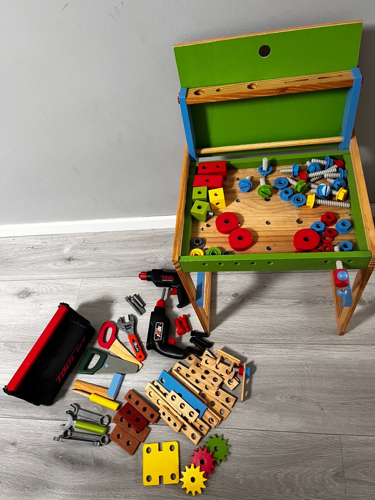 Houten werkbankje en gereedschap, Kinderen en Baby's, Speelgoed | Speeltafels, Ophalen, Gebruikt