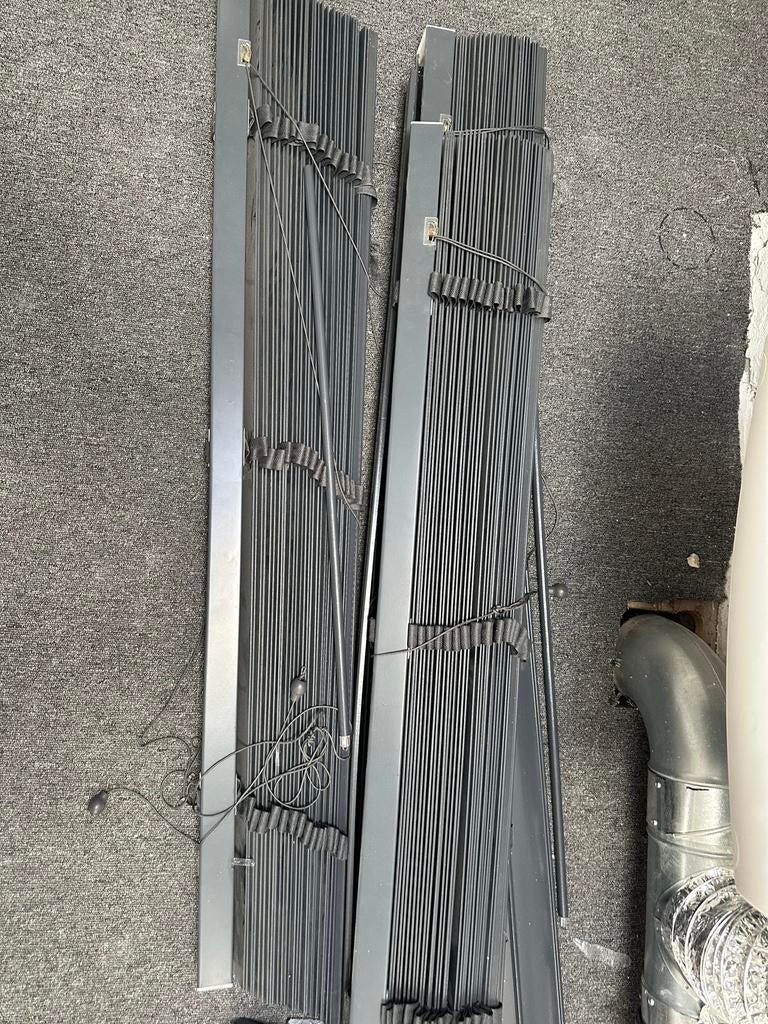 Donkergrijze jaloezieën - 3 stuks, Ophalen of Verzenden, Gebruikt, Grijs