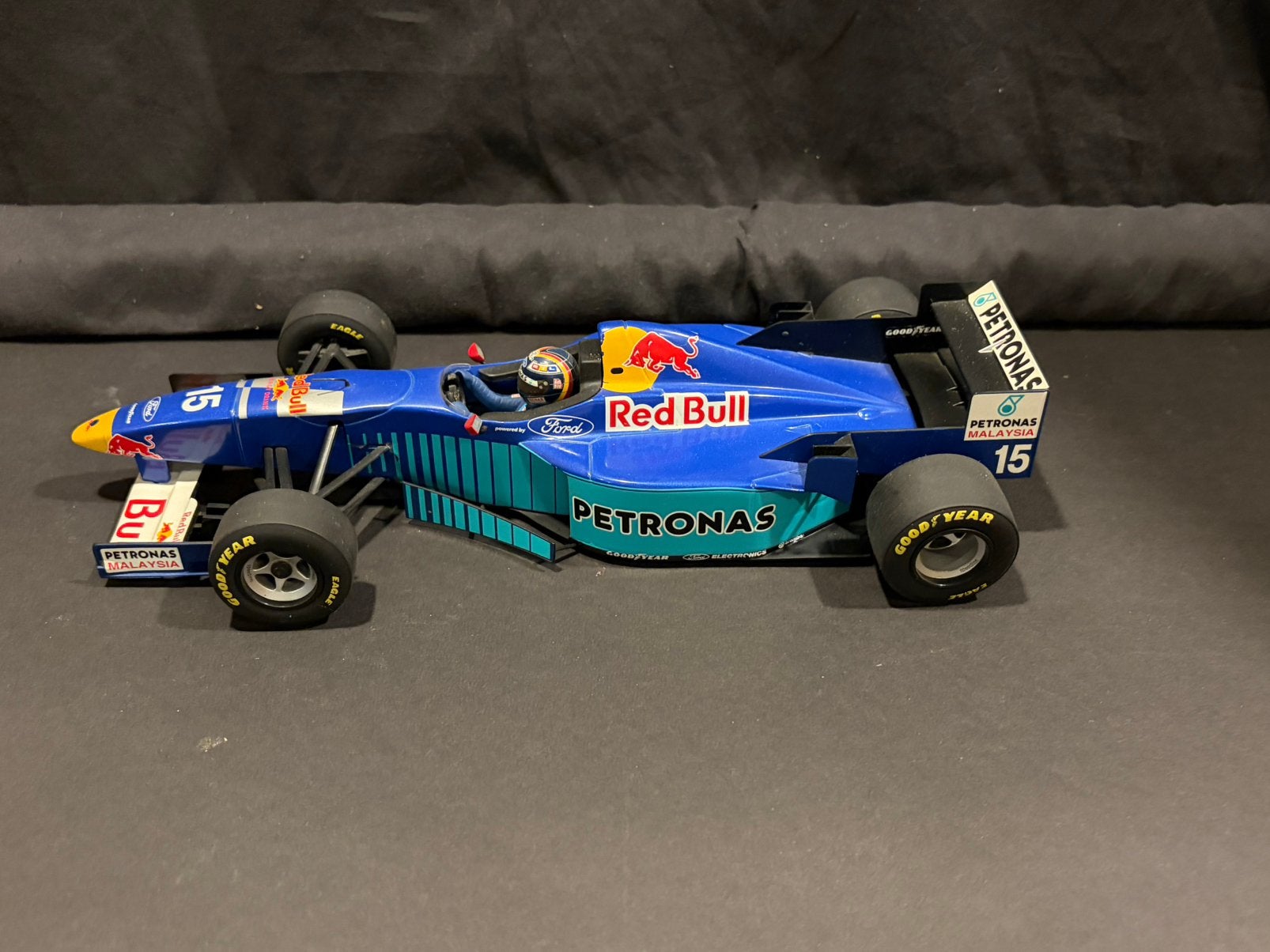 Formule 1 auto ( 1:18 ), Hobby en Vrije tijd, Modelauto's | 1:18, Ophalen, Zo goed als nieuw, Bburago