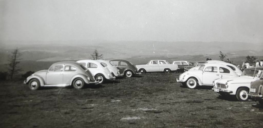 DUITS Fotokaart meerdere kevers op een terrein-jaren 60, Verzenden, Gebruikt, Auto's