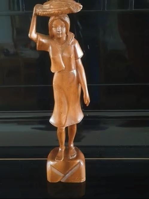 Houtsnijwerk Indonesië Bali vrouw met mand vis groente, Ophalen