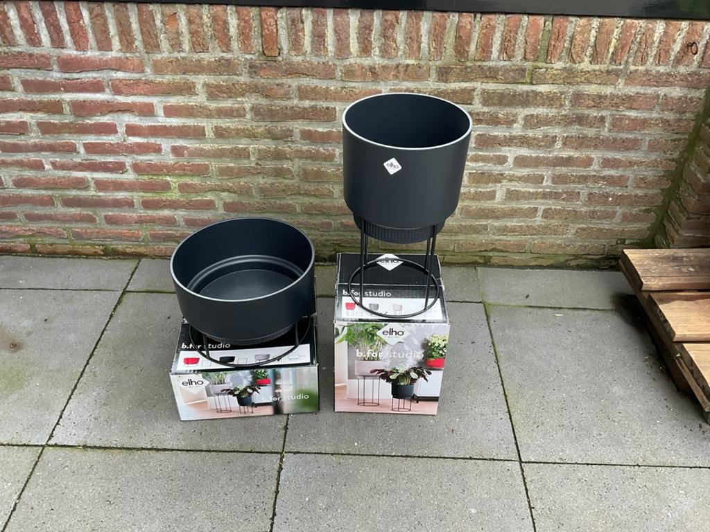 TE KOOP AANGEBODEN: 2 ELHO BLOEMPOTTEN MET STANDAARD, Tuin en Terras, Bloembakken en Plantenbakken, Ophalen, Zo goed als nieuw
