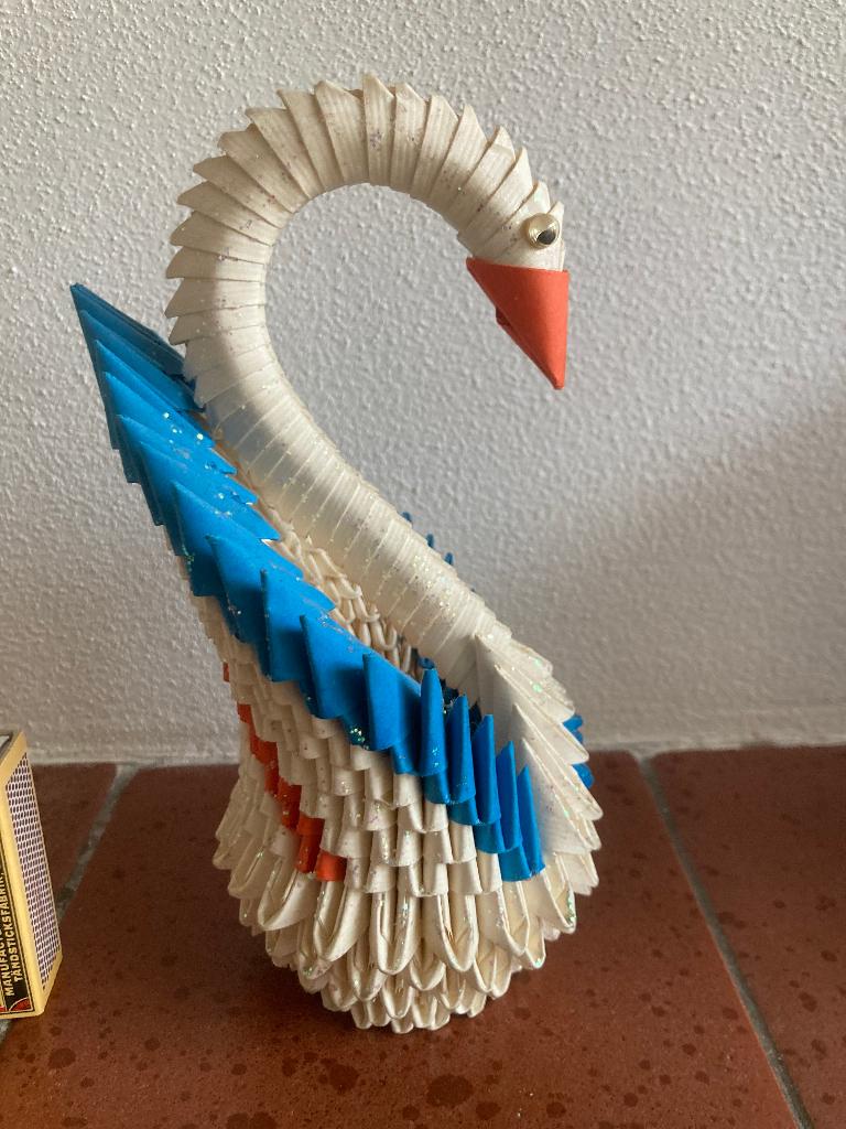 papiervouwkunst origami papieren kleine zwaan blauw oranje, Ophalen of Verzenden, Zo goed als nieuw, Dier