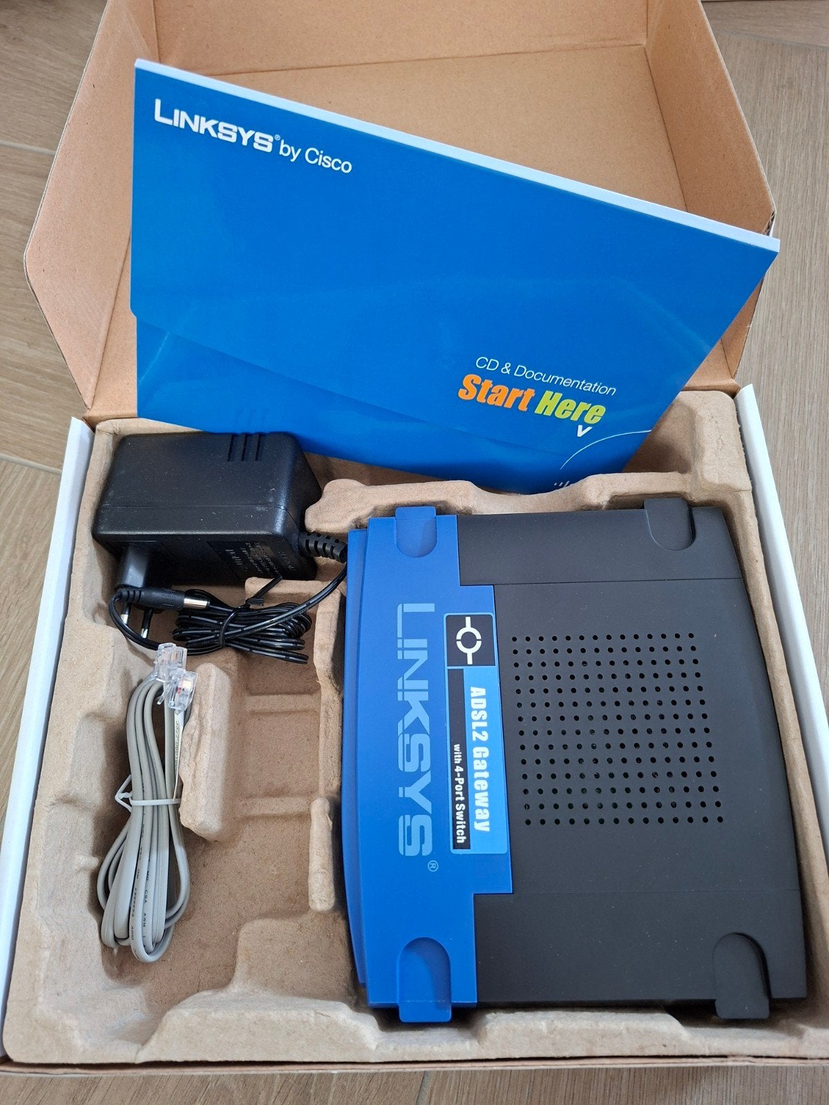 Linksys by Cisco ADSL2+ Gateway met 4-poorts switch, Ophalen of Verzenden, Zo goed als nieuw, Router met modem, Linksys by Cisco