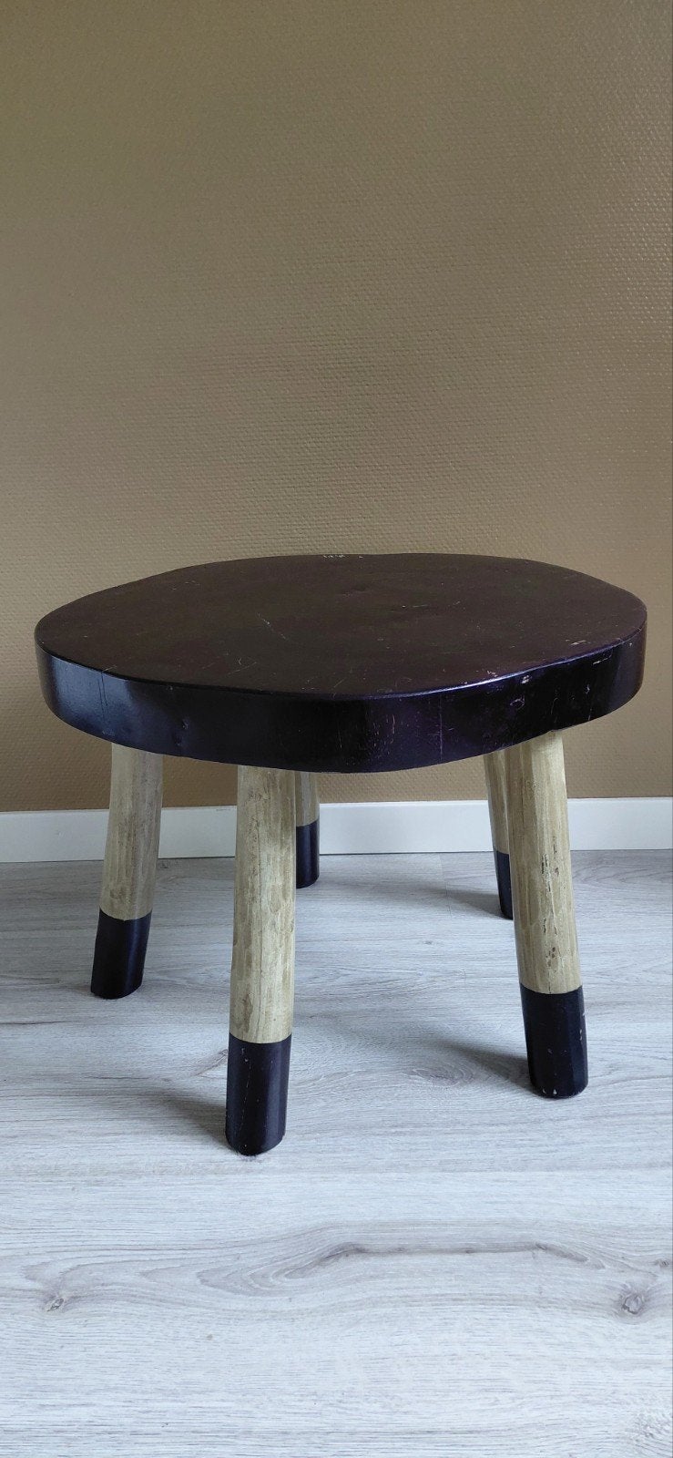 Stoere Houten Kruk / Bijzettafel (Rustiek met Zwarte Details, Ophalen, Hout
