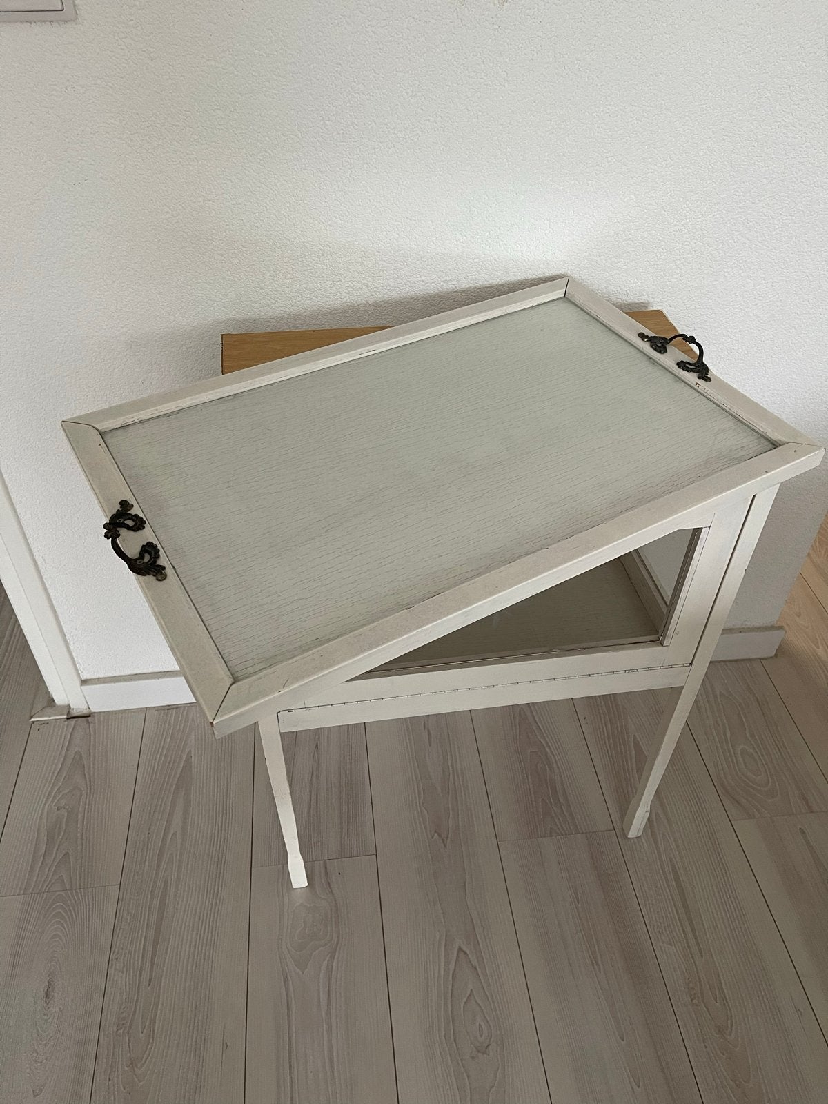 Vintage bijzettafel met glazen blad en lade, Ophalen, Gebruikt, 55 tot 75 cm, 60 cm of meer