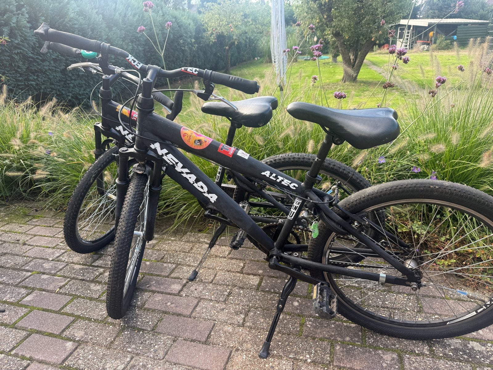 Twee zwarte mountainbikes: Nevada Altec, Fietsen en Brommers, Ophalen, Gebruikt, 24 inch