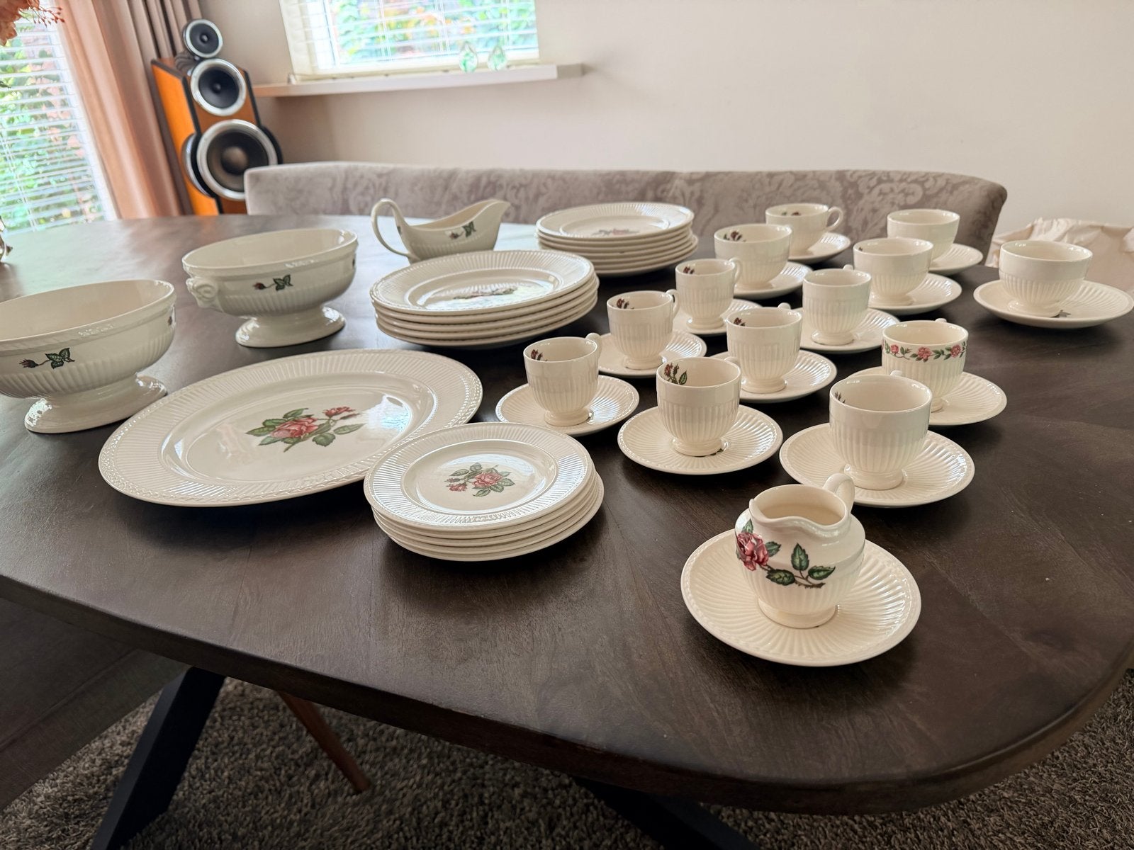 Uitgebreid Wedgewood "moss rose" servies met rozenmotief, Antiek en Kunst, Ophalen