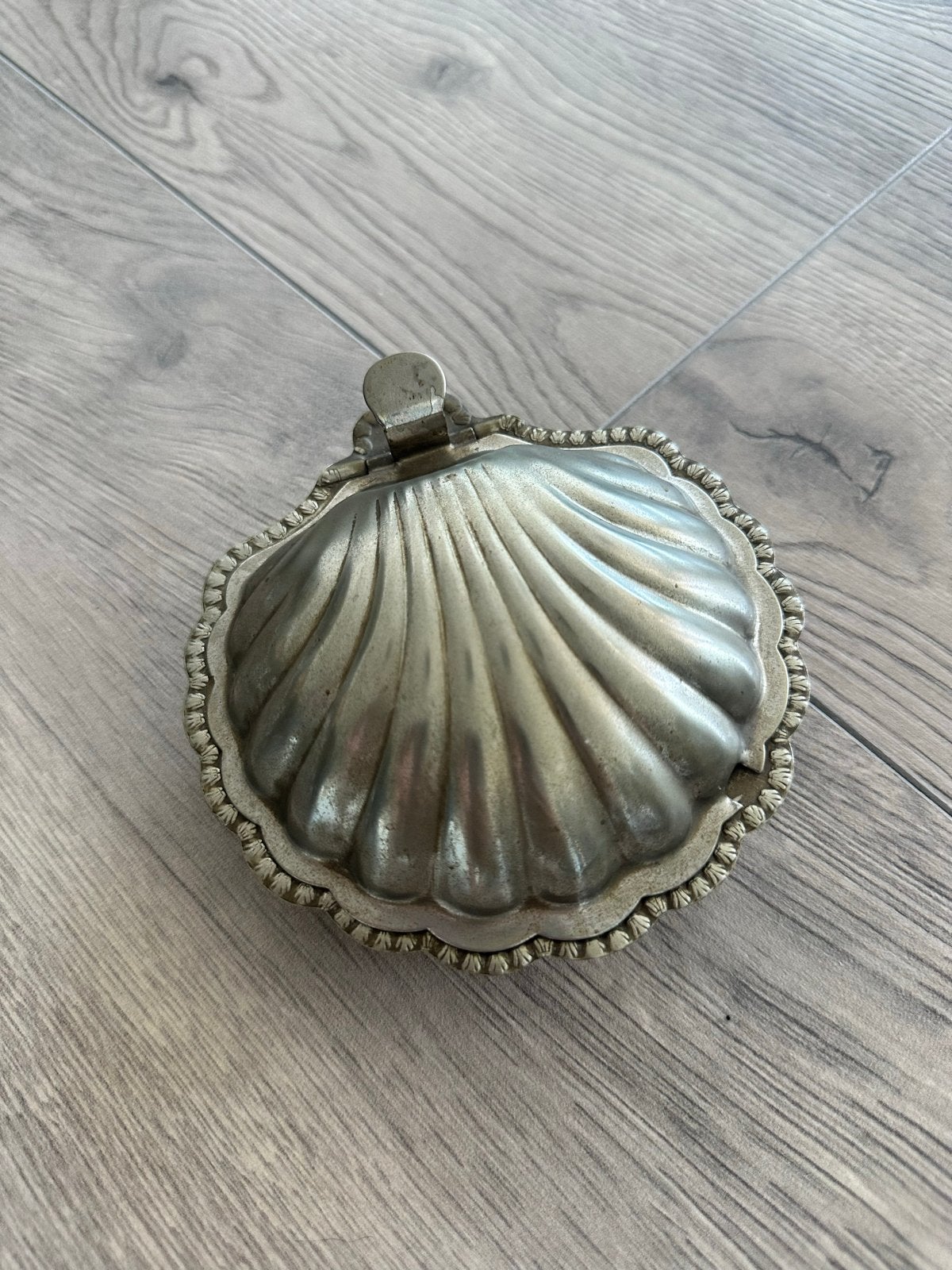 Antiek schelpvormig sieraden houder met glazen inzet, Verzenden