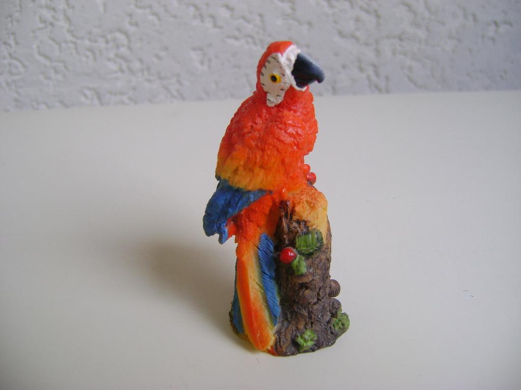 papagaai beeldje uit diergaarde blijdorp van 8cm hoog, Verzamelen, Beelden en Beeldjes, Ophalen of Verzenden, Zo goed als nieuw