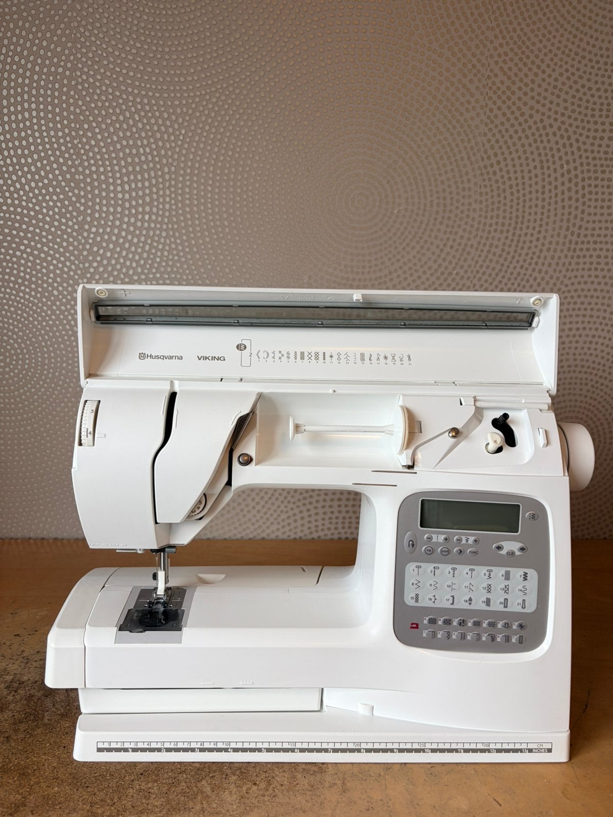 NAAIMACHINE HUSQVARNA PLATINUM 730 IN NIEUWSTAAT, Hobby en Vrije tijd, Naaimachines en Toebehoren, Ophalen of Verzenden, Zo goed als nieuw