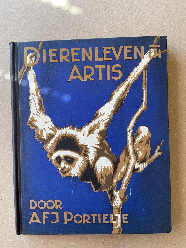 Dierenleven Artis, Ophalen of Verzenden, Gelezen, Plaatjesalbum