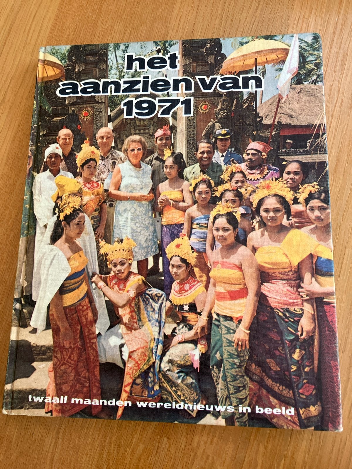Het Aanzien van 1971: Twaalf maanden wereldnieuws in beeld, Ophalen of Verzenden, 20e eeuw of later, Gelezen