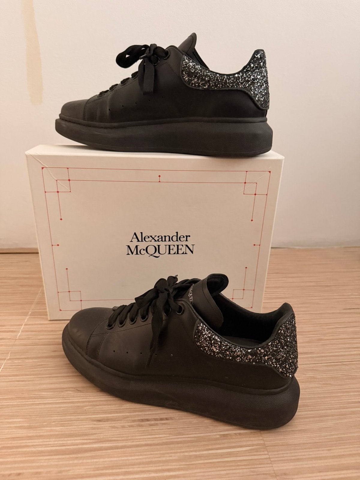 Alexander mcqueen, Zwart, Ophalen of Verzenden, Sneakers of Gympen, Zo goed als nieuw