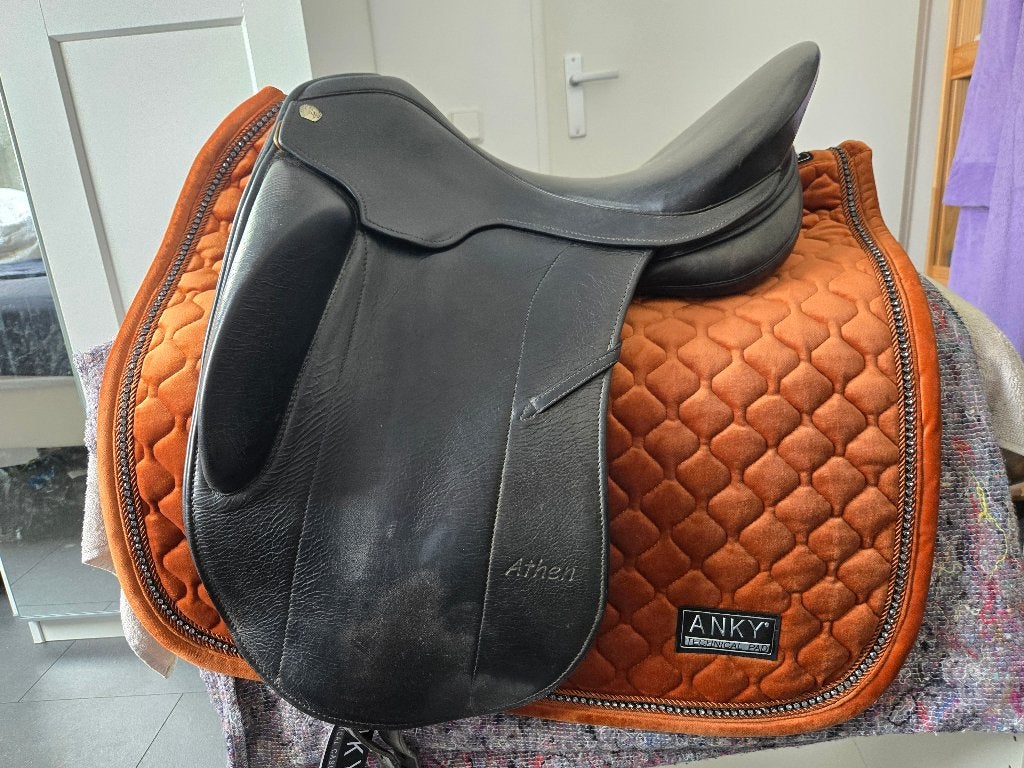 Sommer Esprit Athen DS dressuurzadel – 17,5 inch M – zwart, Dieren en Toebehoren, Paarden en Pony's | Zadels, Ophalen, L (17.5 inch)