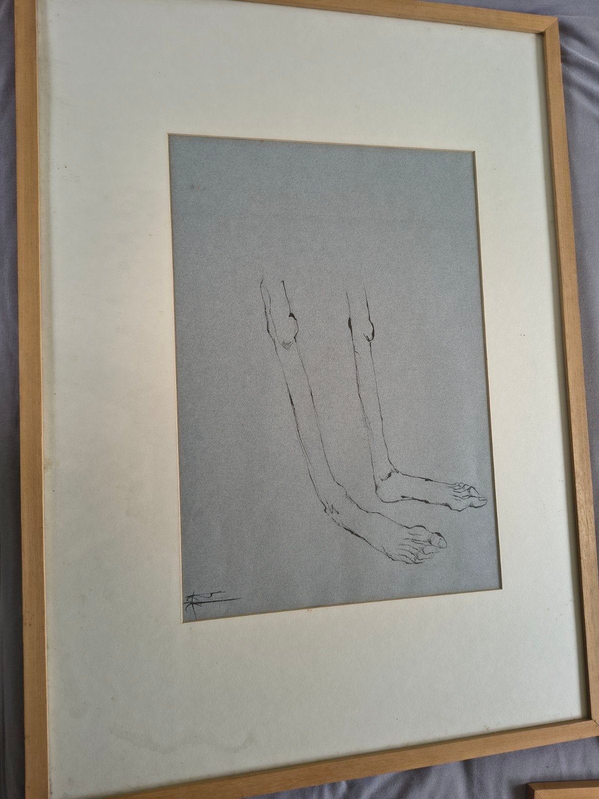 Ingelijste tekening van benen en voeten, Antiek en Kunst, Ophalen, Tekening, Potloodtekening, Achter glas