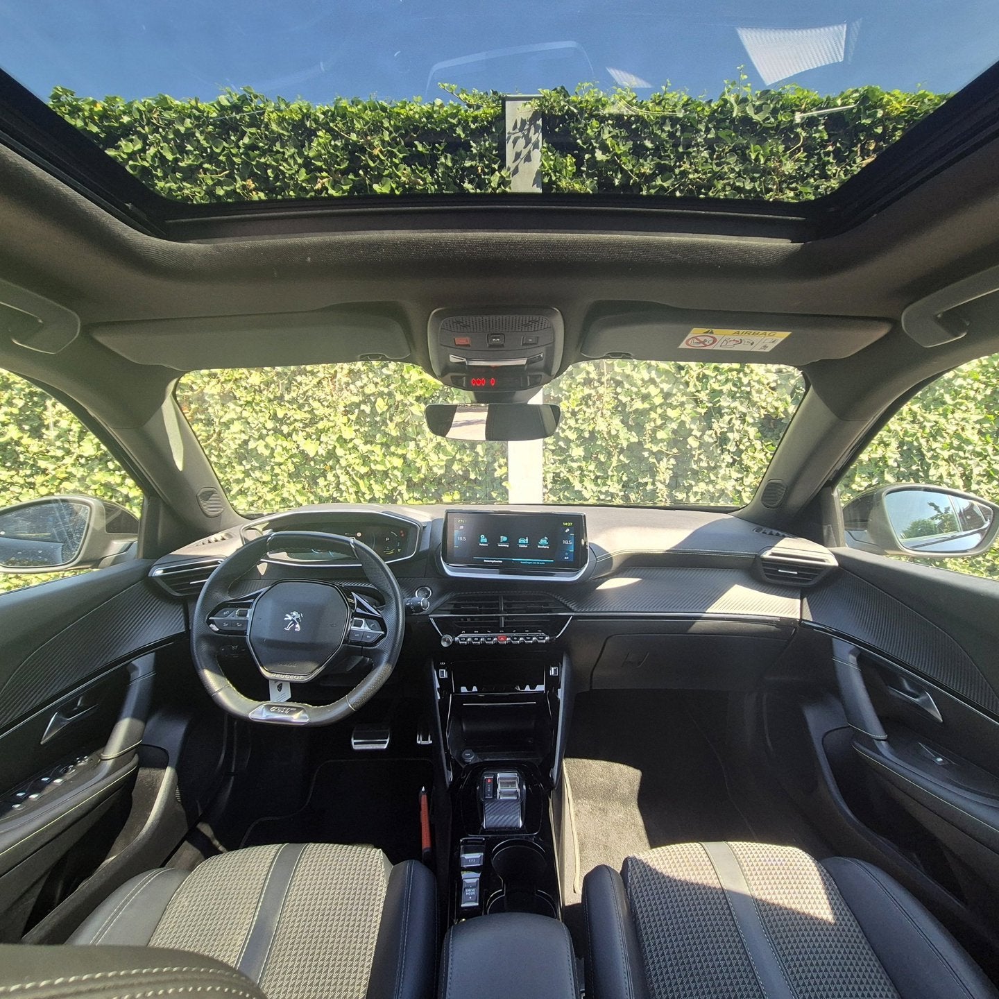 Peugeot E-2008 GT | Pano | ACC |SOH 95,44 % | Warmtepomp | 1, Auto's, 136 pk, Gebruikt, Leder en Stof, Zwart