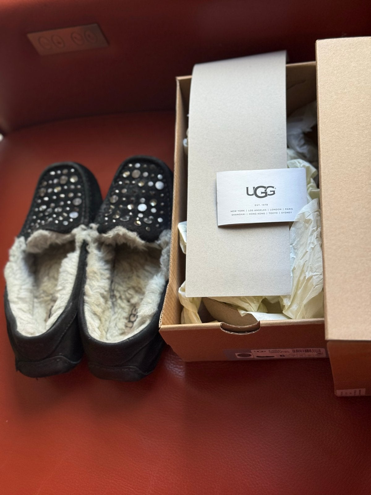 Originele zwarte Ugg pantoffels, maat 37 (valt als 36/37), Zwart, Ophalen of Verzenden, Pantoffels of Sloffen, Gedragen