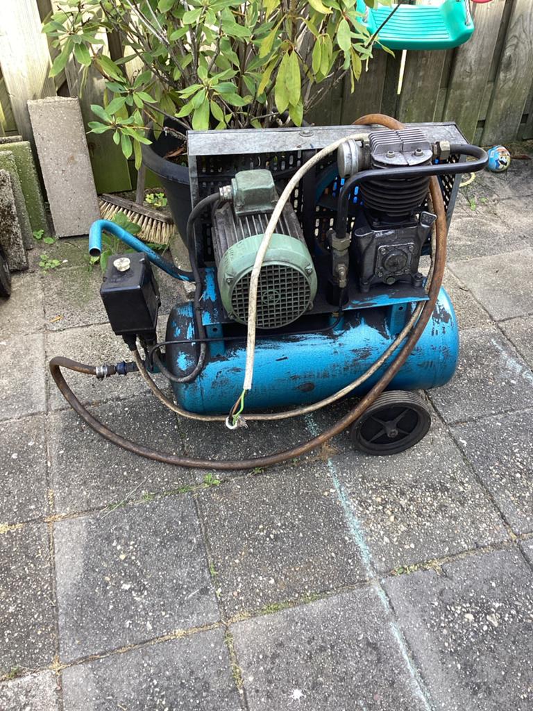 Gebruikte compressor met 100 liter tank, Doe-het-zelf en Verbouw, Compressors, Gebruikt, Ophalen of Verzenden, 200 tot 400 liter/min