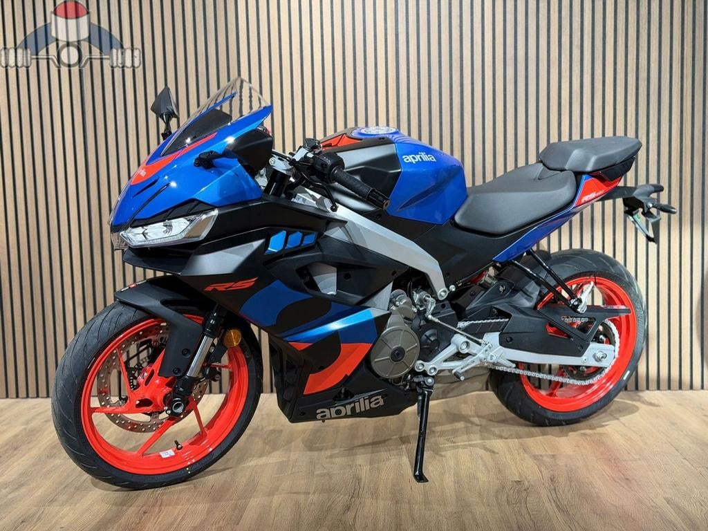 Aprilia RS 457 Coral Blue 2026, Motoren, Motoren | Aprilia, 2 cilinders, Motorrijbewijs A, Bedrijf, Onbekend