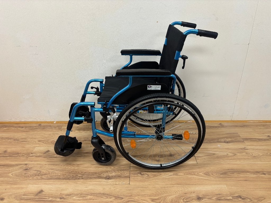 Lichtgewicht rolstoel - blauw opvouwbaar met extra comfort, Ophalen of Verzenden, Inklapbaar, Nieuw, Duwrolstoel