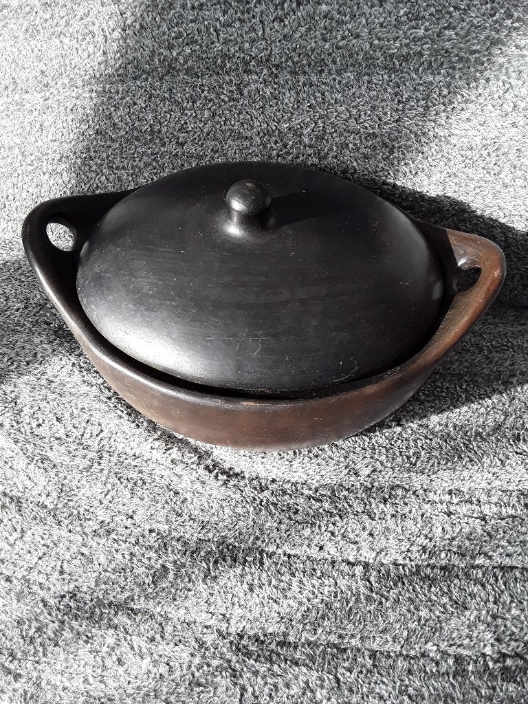 Black pottery kookpot, Ophalen