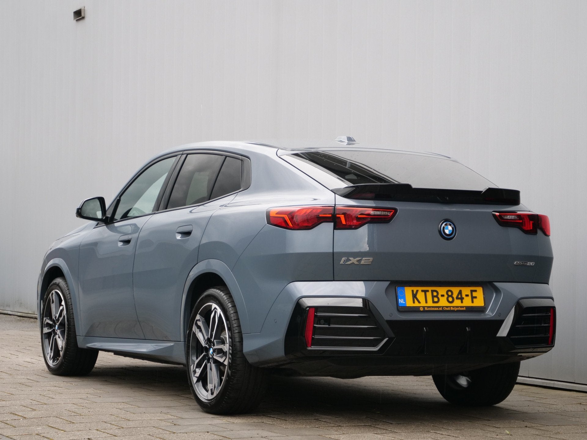 BMW iX2 eDrive20 67 kWh M Sport Edition 204 Pk Automaat Navi, Auto's, BMW, Zwart, SUV of Terreinwagen, Automatische klimaatregeling