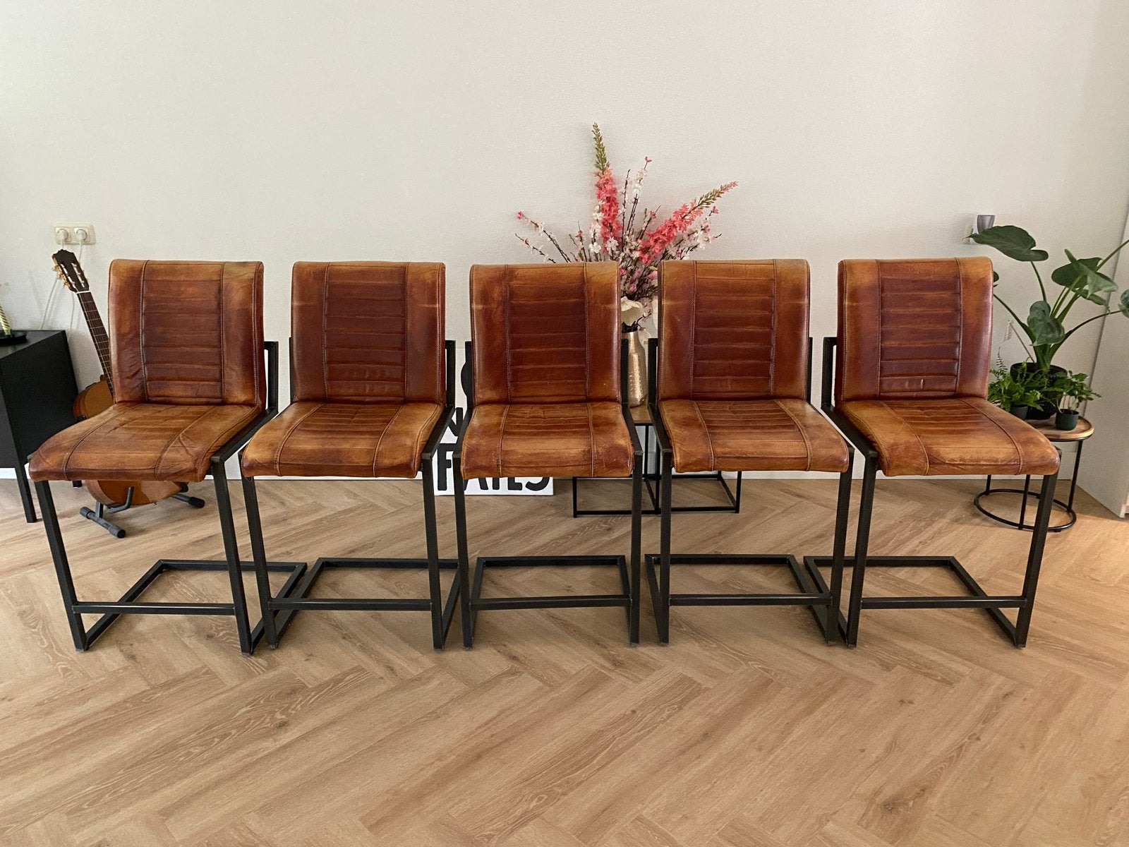 Hoge cognackleurige barstoelen - Zo goed als nieuw, Huis en Inrichting, Ophalen, 5 krukken of meer, Met voetsteun, Leer