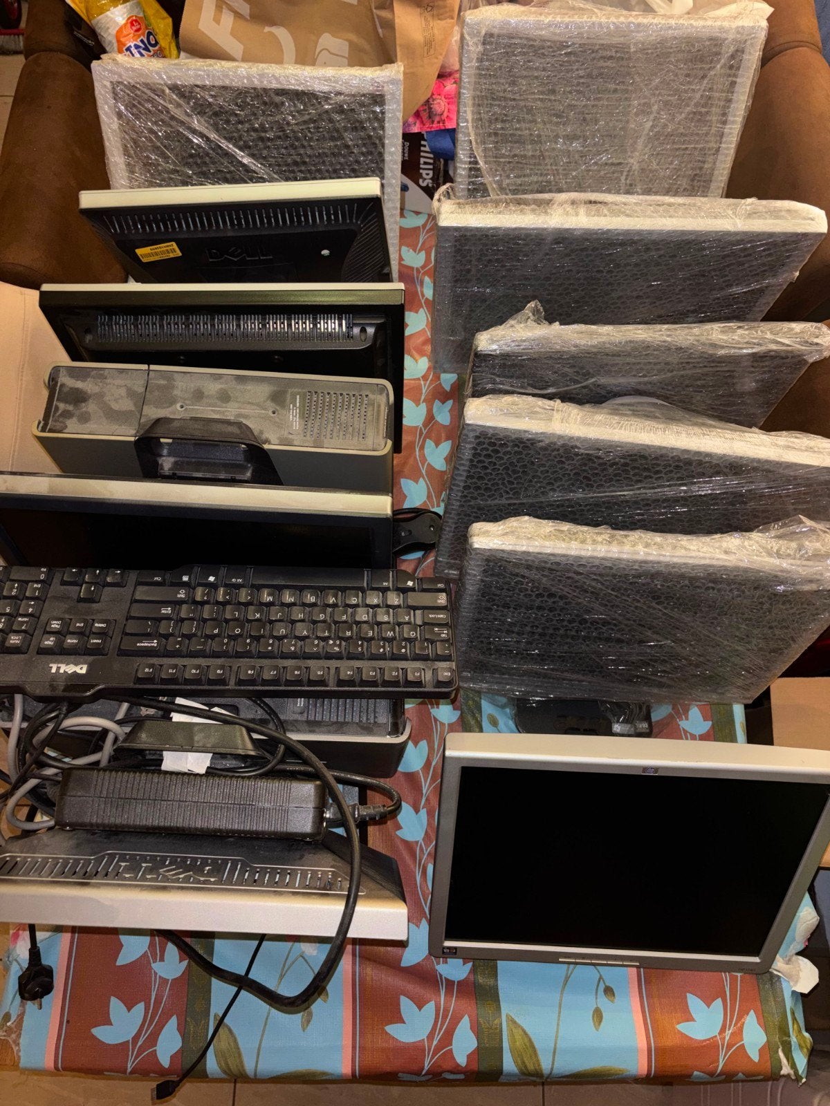 Partij van 10 monitoren en 2 Pentium pc's, Computers en Software, Ophalen, Divers, Overige typen, DVI