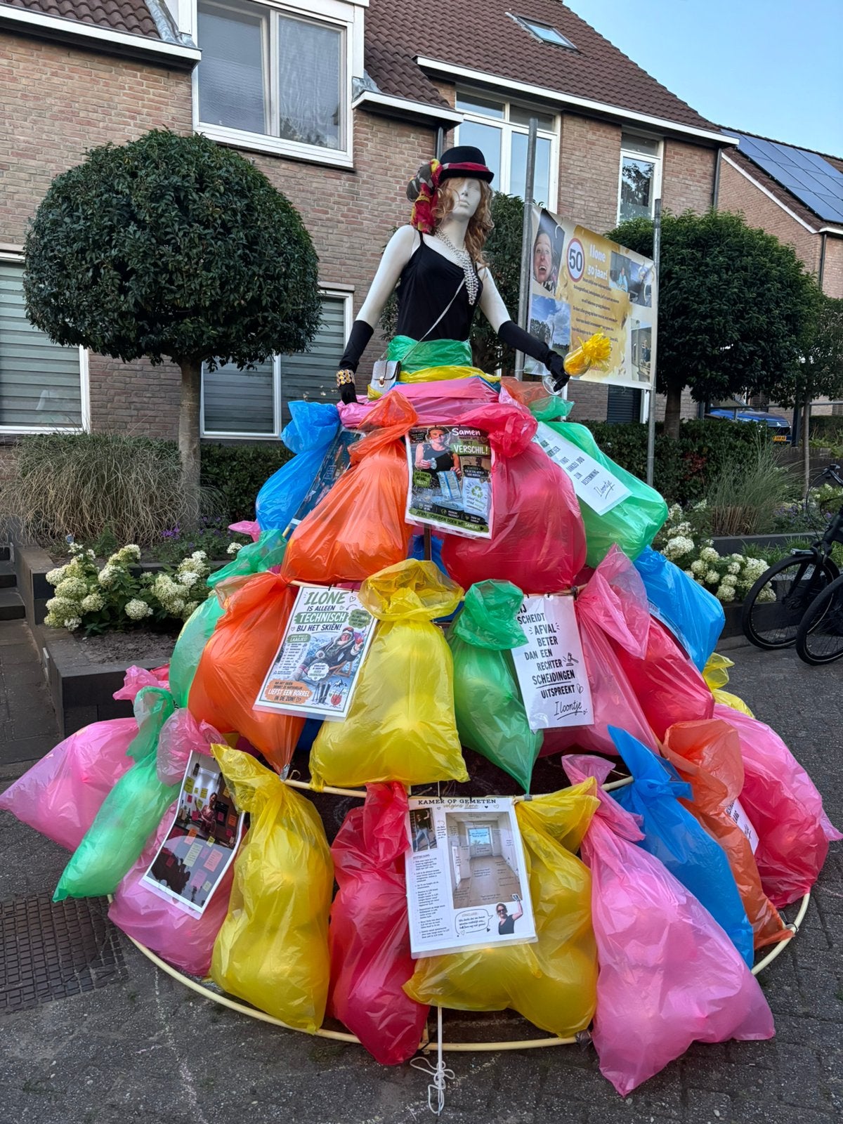 Unieke Sarah-pop 50 jaar met groot jurkframe – 2,5 meter, Hobby en Vrije tijd, Feestartikelen, Ophalen, Zo goed als nieuw, Versiering