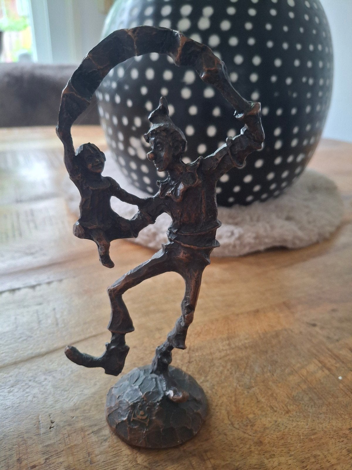 Bronzen beeldje: Clown met kind - Brigitte Vinden Houdt, Antiek en Kunst, Kunst | Beelden en Houtsnijwerken, Minder dan 20 cm