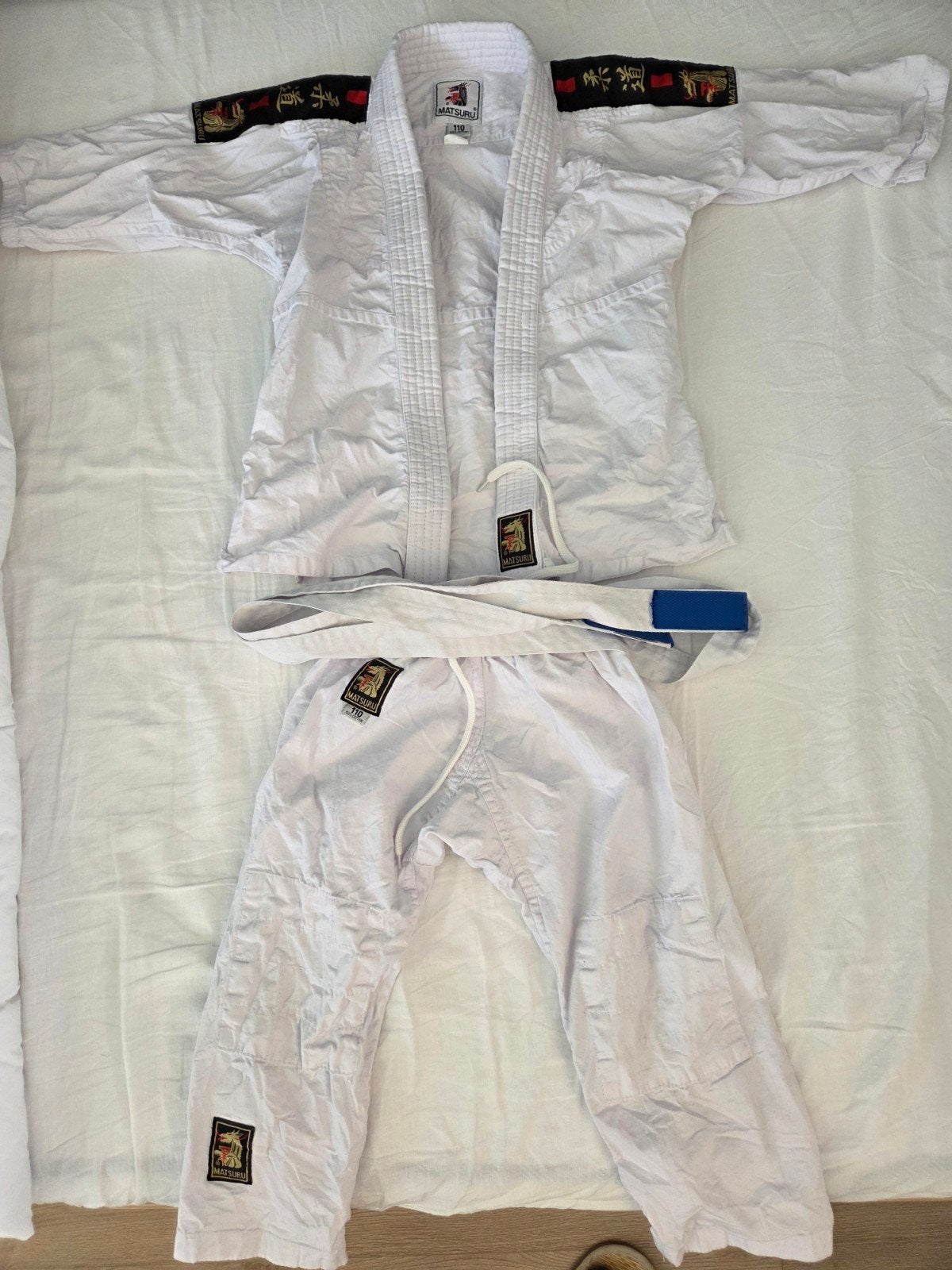 Matsuru Judo Pak Maat 110 met band, Ophalen of Verzenden, Gebruikt, Judo, Vechtsportpak