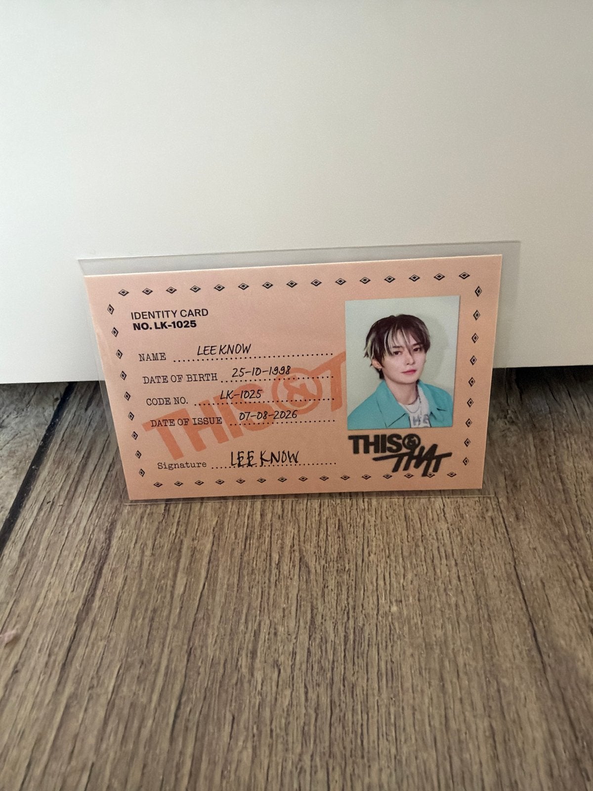 Stray Kids This & That ID-kaart Lee Know, Verzamelen, Ophalen of Verzenden, Zo goed als nieuw, Foto of Kaart