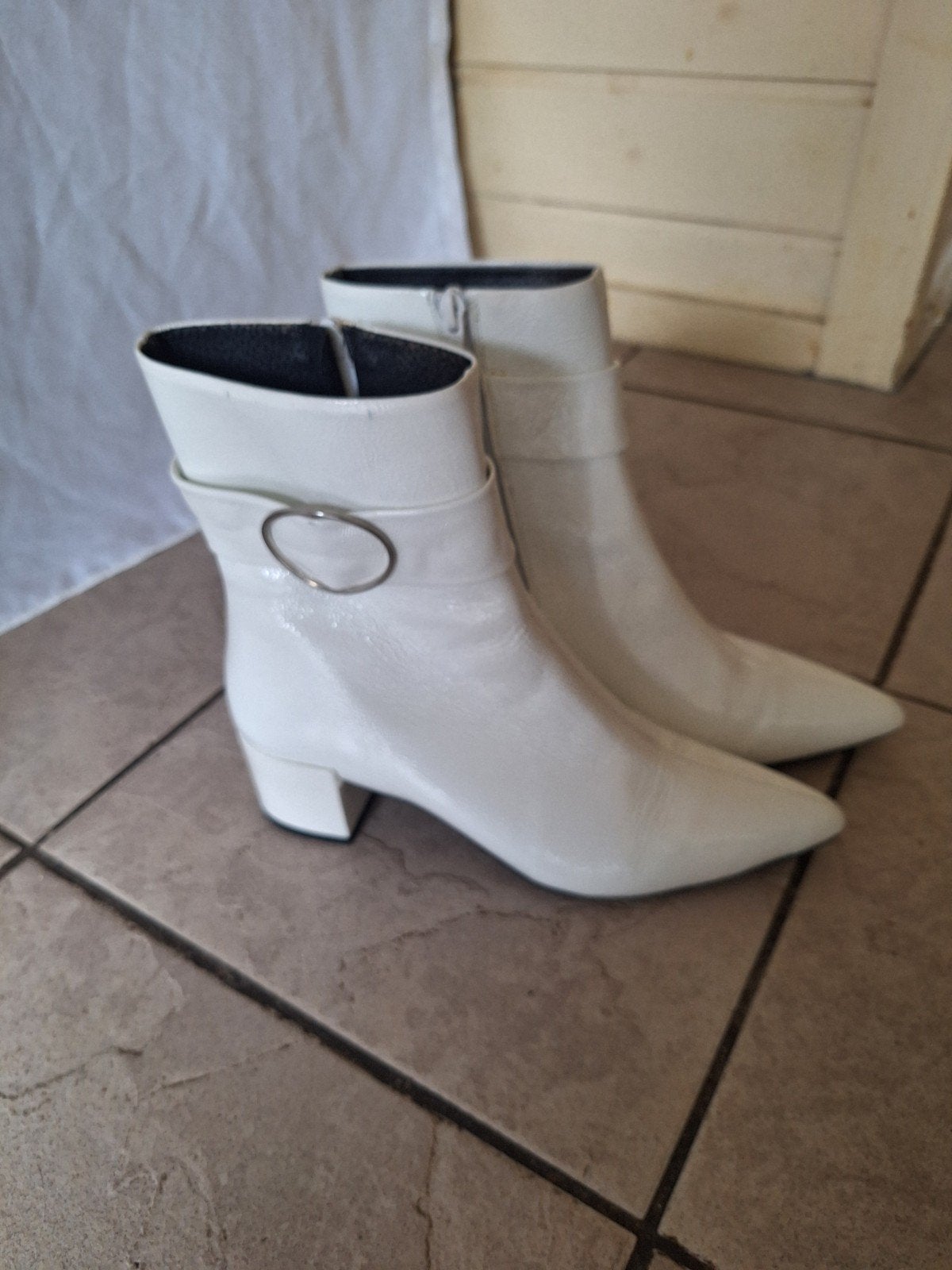 Witte lakleren enkellaarzen met hak maat 38, Kleding | Dames, Ophalen
